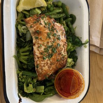 Brown Bag Seafood - Salmon - Veggiebox w sesame-soy sriracha sauce - Salad Near Me - Atlanta, Georgia Brown Bag Seafood - Salmon - Veggiebox w sesame-soy sriracha sauce - Salad Near Me - Atlanta, Georgia