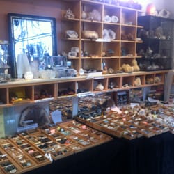 Quelqueparts - A wall of stones and crystals.
