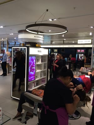 Benefit Cosmetics Brow Bar Counter by null