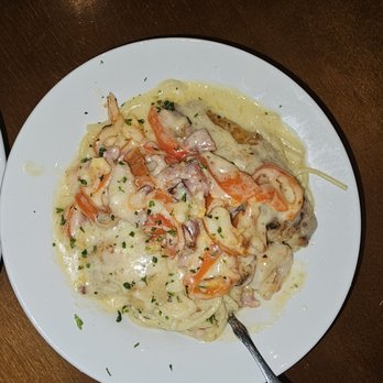 Olive Garden Italian Restaurant - Chicken and shrimp carbonara. Half order, me and my mom shared. - Italian Near Me - Modesto, California Olive Garden Italian Restaurant - Chicken and shrimp carbonara. Half order, me and my mom shared. - Italian Near Me - Modesto, California