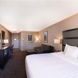 Prestige Radium Hot Springs Resort, WorldHotels Crafted - KGN + Sofa