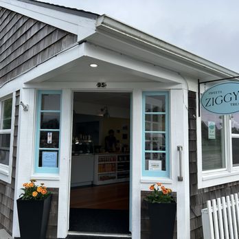 Ziggy’s Sweets and Treats - Entrance to Ziggy's Sweets and Treats - Ice Cream & Frozen Yogurt Near Me - Gearhart, Oregon Ziggy’s Sweets and Treats - Entrance to Ziggy's Sweets and Treats - Ice Cream & Frozen Yogurt Near Me - Gearhart, Oregon