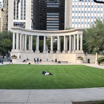 Millennium Park - Fountain plaza - Parks Near Me - Chicago, Illinois Millennium Park - Fountain plaza - Parks Near Me - Chicago, Illinois