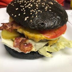 Bar & Brot - Der Black-Burger von Bar&Brot. Die Burgerbrötchen sind aus eigener Herstellung,