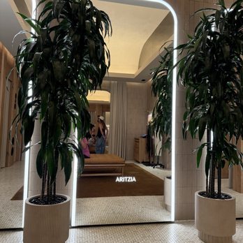 Aritzia - Dressing room mirrors - Women's Clothing Near Me - Torrance, California