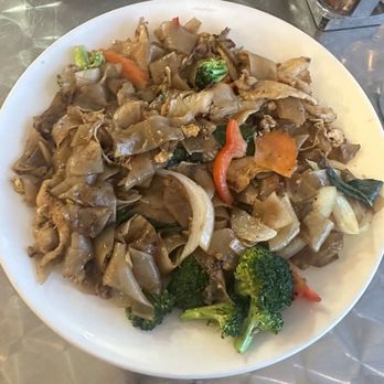 Bangkok Avenue - Drunken Noodles with chicken. - Thai Near Me - Broomfield, Colorado Bangkok Avenue - Drunken Noodles with chicken. - Thai Near Me - Broomfield, Colorado