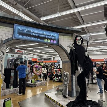 Spirit Halloween - Costumes Near Me - Burbank, California