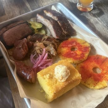 The Fish and The Hog - Bbq sampler with cornbread and pineapple - Barbeque Near Me - Kamuela, Hawaii The Fish and The Hog - Bbq sampler with cornbread and pineapple - Barbeque Near Me - Kamuela, Hawaii