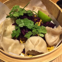 Holy Monkey - 6-bitars mixad dumplings, med rödkålssallad och hårda nudlar.