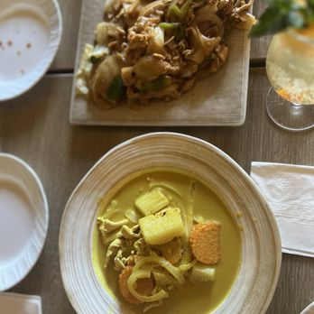 New Thai Bistro - Spicy Drunken Wide Noodle (Kee-Mao) Yellow Curry - Thai Near Me - Pleasanton, California