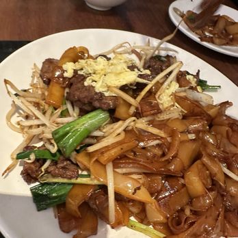 Little Four Seasons - Fried beef ho fun - Chinese Near Me - Chinatown, XGL Little Four Seasons - Fried beef ho fun - Chinese Near Me - Chinatown, XGL