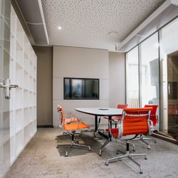 Kanzlei Dr. Pößl - Hochmoderne Besprechungsräume, um produktiv und in Teamarbeit jede Herausforderung sinnvoll zu lösen.