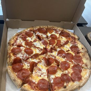 RoadHouse Pizza - One of the best pepperoni pizza's I've had in a while. A+++ - Pizza Near Me - Crestline, California