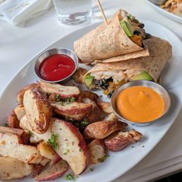 Veggie wrap with oven baked potatoes Veggie wrap with oven baked potatoes