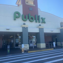 the front of a publix store the front of a publix store