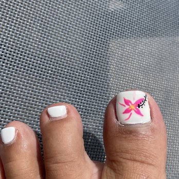 Posh Nail Lounge - What I got on my toes. Inconsistent with the design on the finger and smudged. - Nail Salons Near Me - St. Augustine, Florida