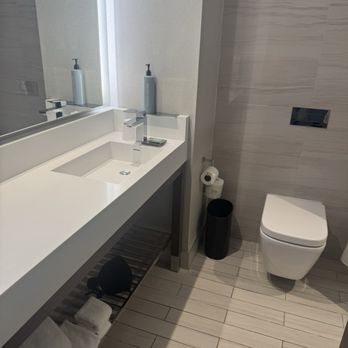 Courtyard Midtown West - Bathroom - Hotels Near Me - New York, New York Courtyard Midtown West - Bathroom - Hotels Near Me - New York, New York