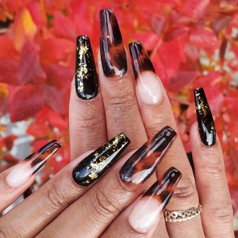 Diamond Nails Studio Logo