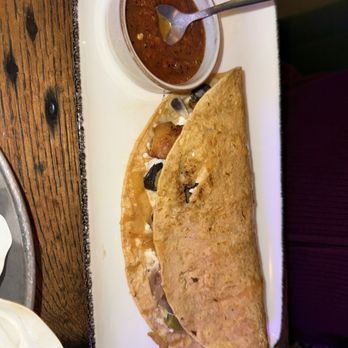 Camacho Garage - Chicken quesadilla - Mexican Near Me - New Haven, Connecticut