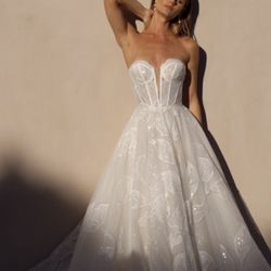 Chic Bohëmian Bride - Exude elegance and grace in our breath-taking Lu Lu Wedding Dress, crafted from delicate embroidered lace appliqué for a look t