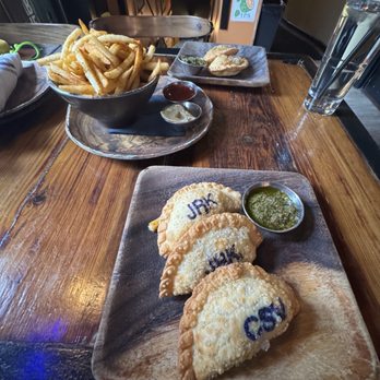 Ché - Jerk Chicken x 2, Chicken Salsa Verde, + Fries - Argentine Near Me - Cincinnati, Ohio