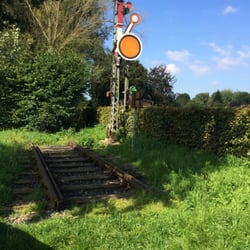Born - Hier fuhr früher mal die Bahn lang ... an dieser Stelle befand sich wohl der Borner Bahnhof