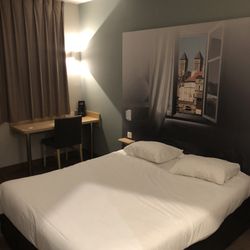 Hôtel Campanile Metz Nord - Nettes Zimmer für zwei Personen.