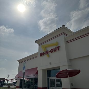 In-N-Out Burger - Entrance - Burgers Near Me - New Braunfels, Texas