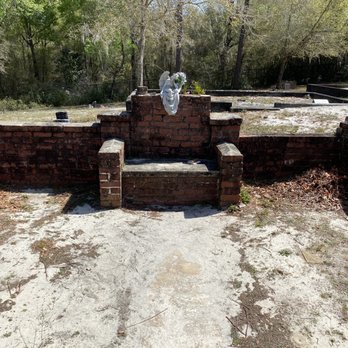 Lake Helen Cemetery - Seat in family area - Funeral Services & Cemeteries Near Me - Lake Helen, Florida Lake Helen Cemetery - Seat in family area - Funeral Services & Cemeteries Near Me - Lake Helen, Florida