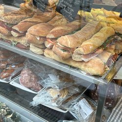 Le Petit Normand - Auslage mit Baguette