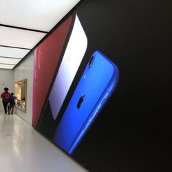 Apple The Westchester - Brand new giant display screen at the back of the Apple store