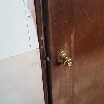 Lone Pine Motel - Bathroom door doesn't close fully. - Hotels Near Me - Garberville, California