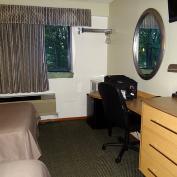 Meadowbrook Motor Lodge - Side view of the room, including the window. - Hotels Near Me - Jericho, New York