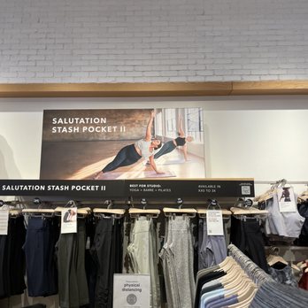 Athleta - Inside salutation stash pocket leggings - Sports Wear Near Me - Burlingame, California