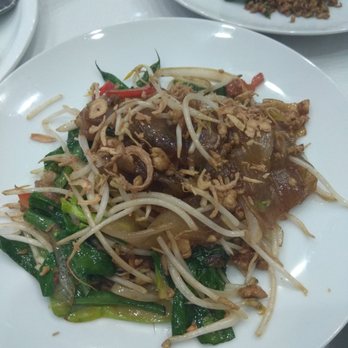 Unchai Thai Restaurant - Pad Ki Mao Chicken ($12.99)  - MUST TRY RICE SHEET NOODLES - Thai Near Me - Vancouver, British Columbia