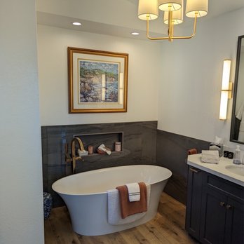 Skyline Kitchen & Bath - a bathtub in a bathroom - General Contractors Near Me - Laguna Beach, California Skyline Kitchen & Bath - a bathtub in a bathroom - General Contractors Near Me - Laguna Beach, California