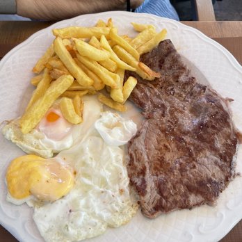 Mesón Las Conchas - Bistek con papas y huevos - Diners Near Me - Salamanca, SA Mesón Las Conchas - Bistek con papas y huevos - Diners Near Me - Salamanca, SA