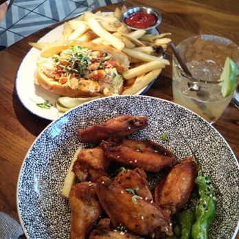 Sophy Hyde Park - Chicken wings and fries with an aioli garlic sauce!! Yummy - Hotels Near Me - Chicago, Illinois