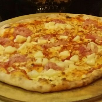 Trattoria de Sebastiano - Hawaii Pizza - Pizza Near Me - Nuremberg, BY Trattoria de Sebastiano - Hawaii Pizza - Pizza Near Me - Nuremberg, BY