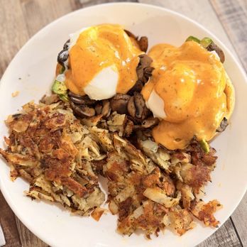 Doyle Street Cafe - Ultimate Benedict - Breakfast & Brunch Near Me - Emeryville, California