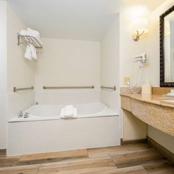 Hilton Garden Inn Charlottesville - Guest room bath - Hotels Near Me - Charlottesville, Virginia Hilton Garden Inn Charlottesville - Guest room bath - Hotels Near Me - Charlottesville, Virginia