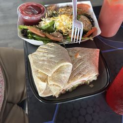 Rack'em Up Sports bar - Wrap and salad