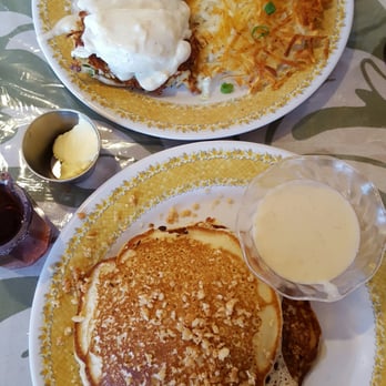 808 Grindz Cafe - Crab cake benedict and mac nut pancakes - Cafes Near Me - Lahaina, Hawaii