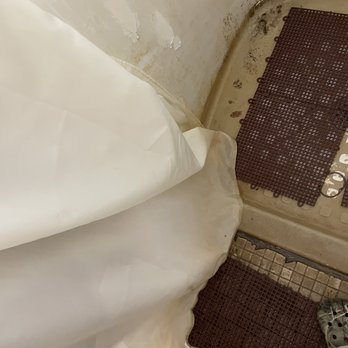 Badlands / White River KOA - Shower floor. Dirt, grim, hair, dirty curtain - Campgrounds Near Me - Interior, South Dakota