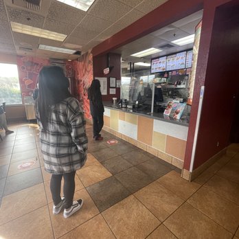 Jack in the Box - Still waiting in line for over 10 minutes and STILL no starr - Fast Food Near Me - Fairfield, California