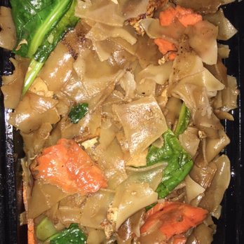 Thai Eagle Rox - Pad See Ew with Chicken - Thai Near Me - Los Angeles, California Thai Eagle Rox - Pad See Ew with Chicken - Thai Near Me - Los Angeles, California