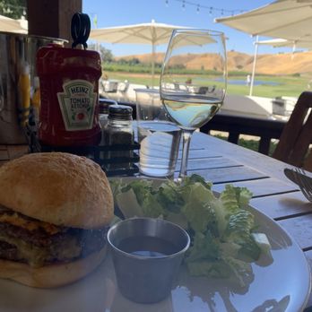 Wente Vineyards - Burger at the grill - Wine Tasting Room Near Me - Livermore, California Wente Vineyards - Burger at the grill - Wine Tasting Room Near Me - Livermore, California