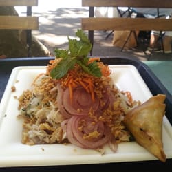 Le Kiosque - Salade au poulet et mon samoussa boeuf curry