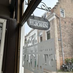Sint John - Sint John ligt net buiten het winkelcentrum in een mooie historische buurt. Plekje aan het raam is het beste.
