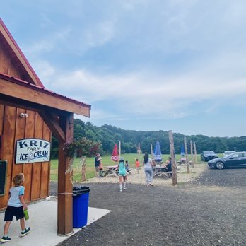 Kriz Farm Ice Cream - Layout of parking lot to store & tables - Ice Cream & Frozen Yogurt Near Me - Bethany, Connecticut